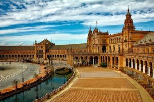 Vista panorámica de la Plaza de España en Sevilla, un lugar turístico imprescindible. Qué ver en Sevilla.